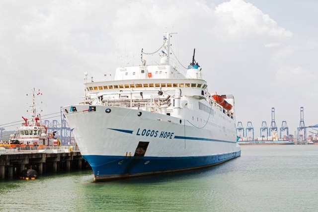 A operadora do navio Logos Hope comporta a maior livraria flutuante do mundo