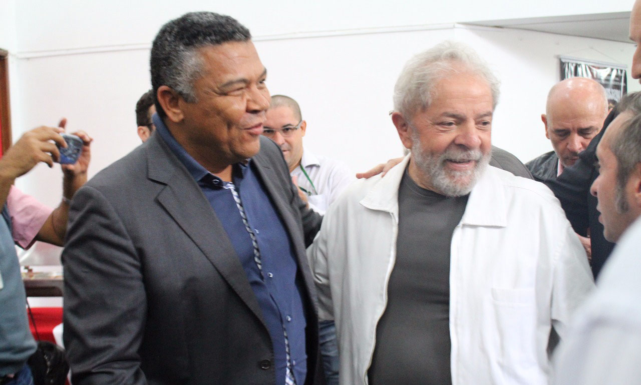 Deputado federal Valmir Assunção com o ex-presidente Lula Deputado federal Valmir Assunção com o ex-presidente Lula