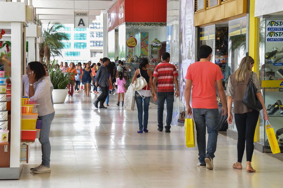 Além de deixar as compras para a última hora, a pesquisa mostra que a intenção de gasto médio com alimentos e bebidas no Natal diminuiu 10% este ano ante 2019 Além de deixar as compras para a última hora, a pesquisa mostra que a intenção de gasto médio com alimentos e bebidas no Natal diminuiu 10% este ano ante 2019