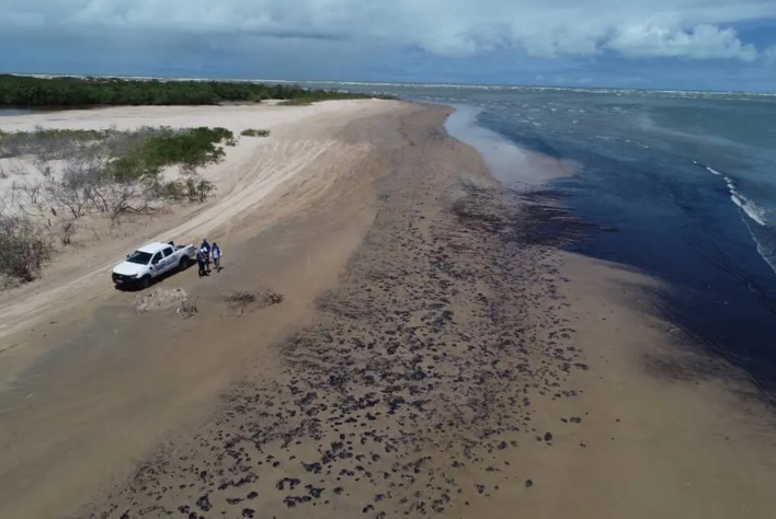 Manchas de óleo no litoral de Sergipe, nos municípios de Pacatuba e Pirambu