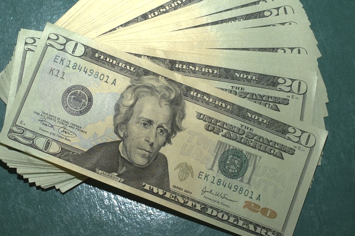 Dólar comercial fechou esta sexta-feira (25) vendido a R$ 4,009, com recuo de R$ 0,035 (-0,88%) Dólar comercial fechou esta sexta-feira (25) vendido a R$ 4,009, com recuo de R$ 0,035 (-0,88%)
