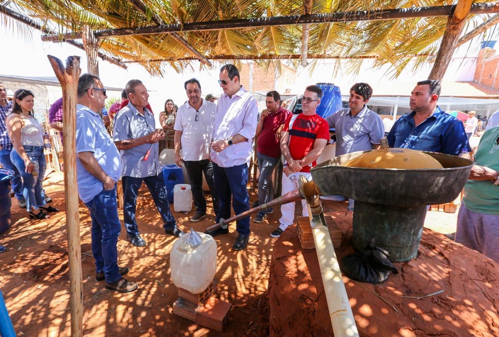 Imagem de Leal participa de ExpoRural em Macáubas e elogia política de agricultura familiar de Rui