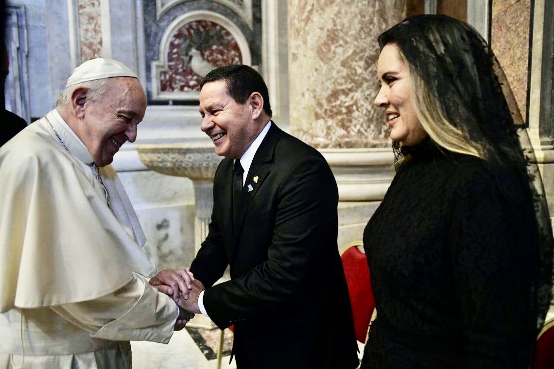 Papa Francisco e vice-presidente Hamilton Mourão na cerimônia de canonização de Irmã Dulce 