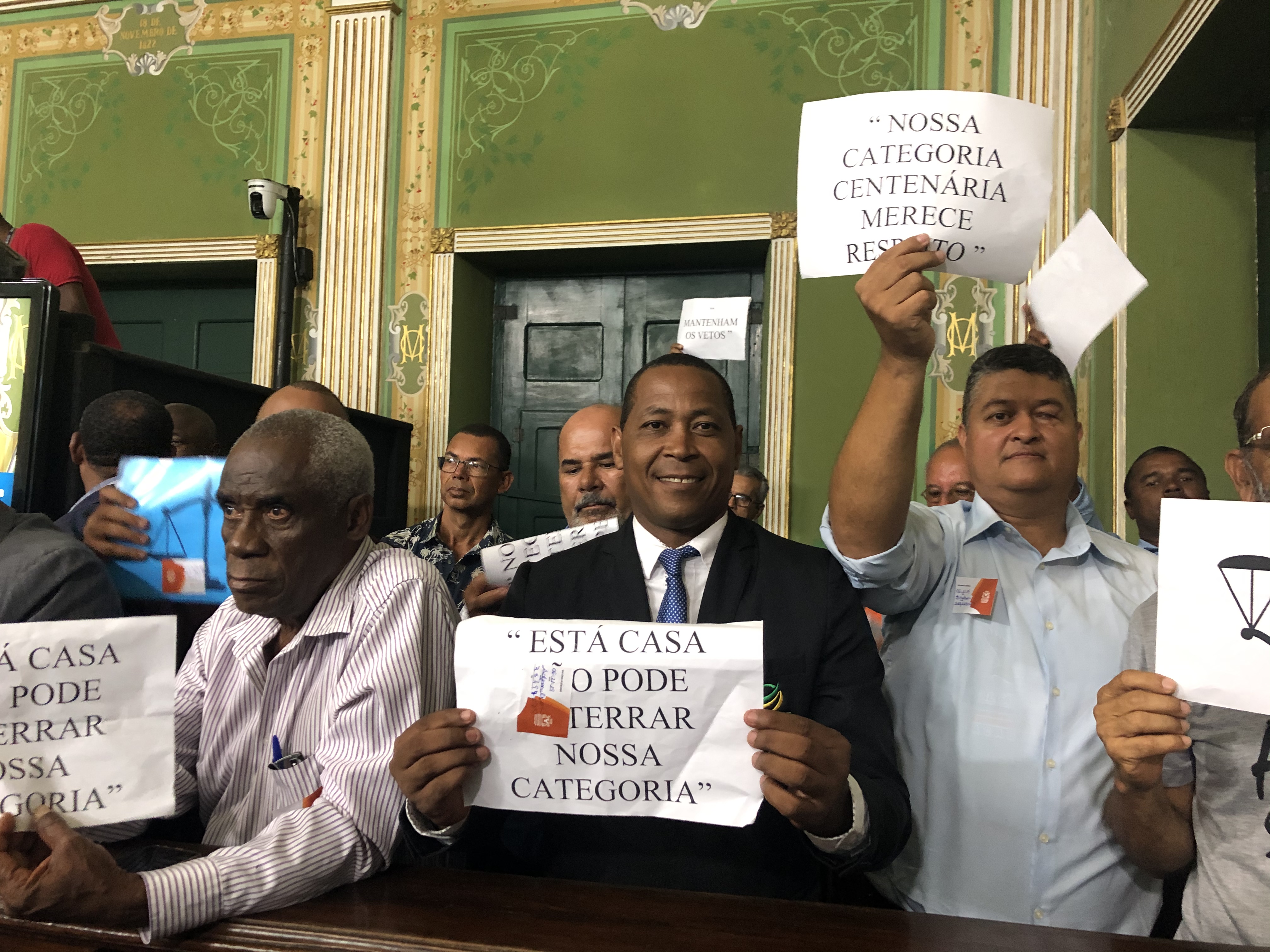 Sessão encerra sob forte tensão Sessão encerra sob forte tensão