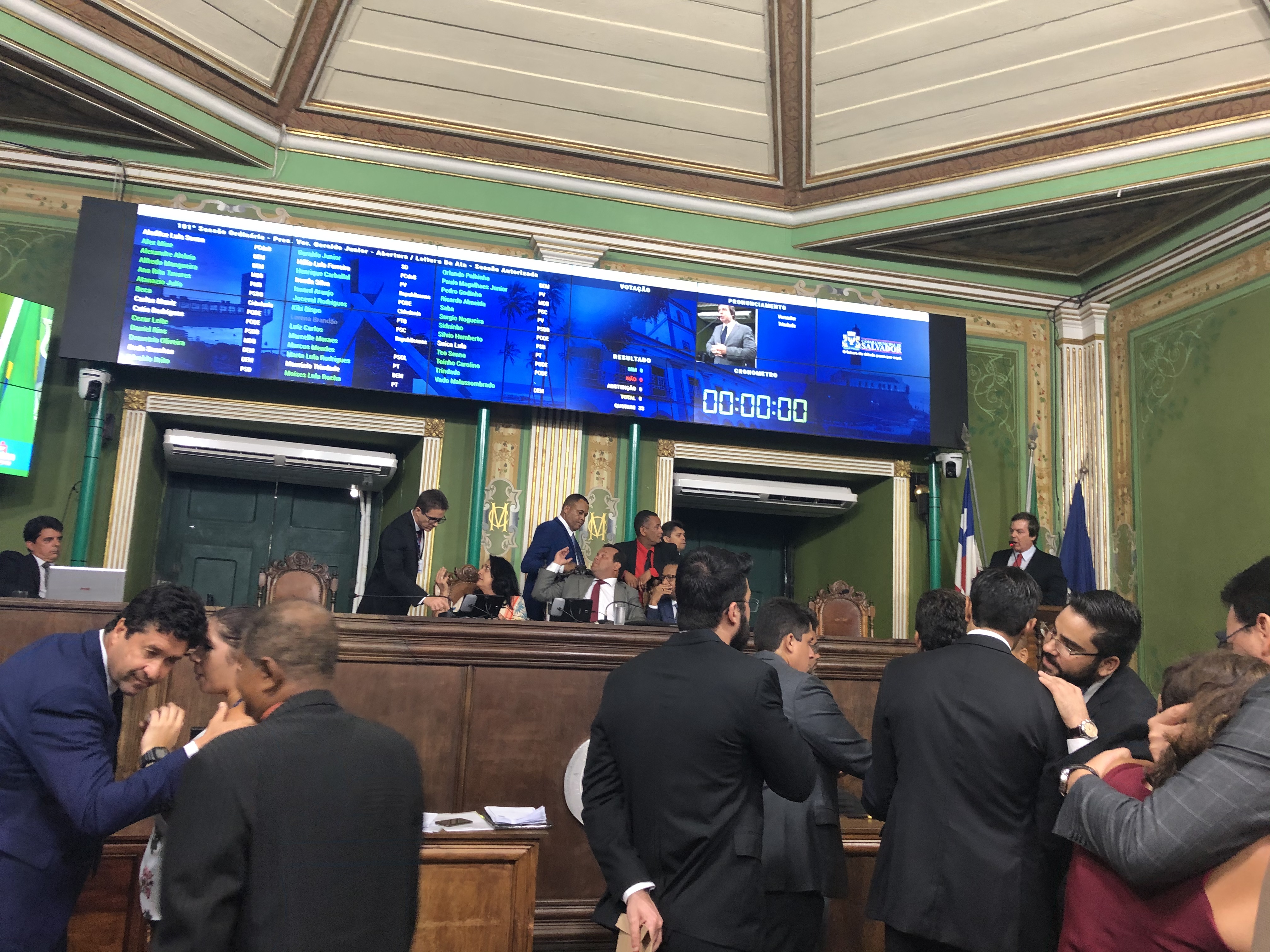 Sessão ocorre em meio a protestos Sessão ocorre em meio a protestos