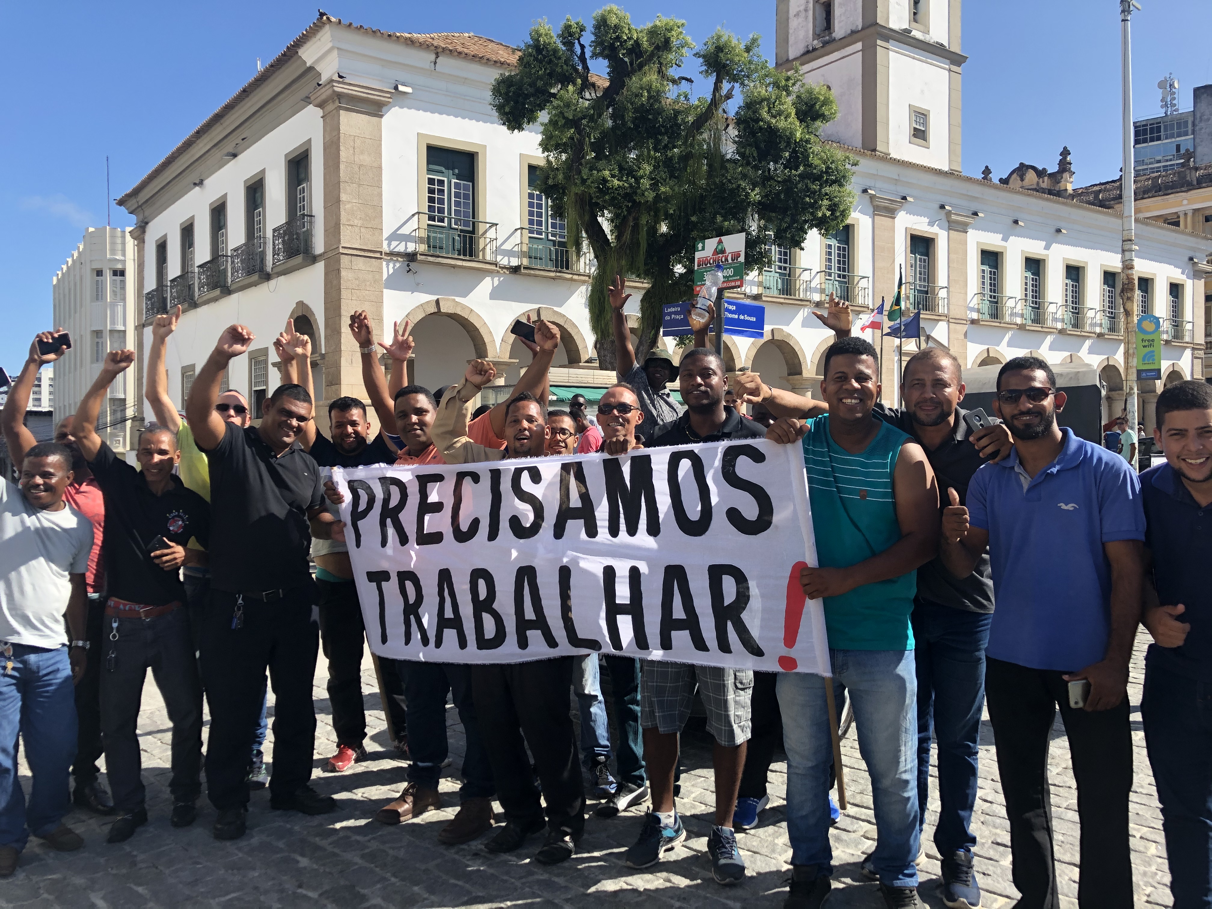 Uberistas protestam na porta da Câmara de Salvador Uberistas protestam na porta da Câmara de Salvador