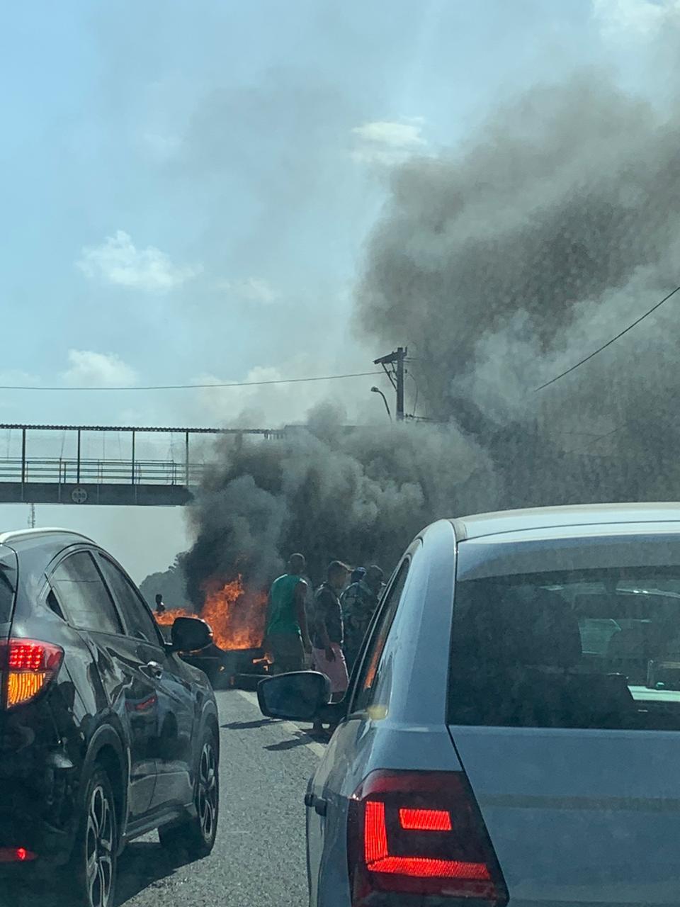 Manifestantes atearam fogo em pneus Manifestantes atearam fogo em pneus