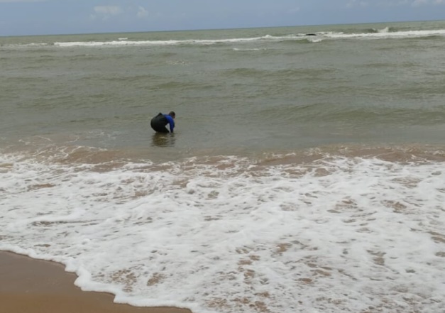 Inema recolhe água do mar para análise