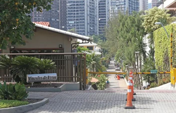 Entrada do condomínio Vivendas da Barra, na zona oeste do Rio de Janeiro, onde tem casa o presidente Jair Bolsonaro