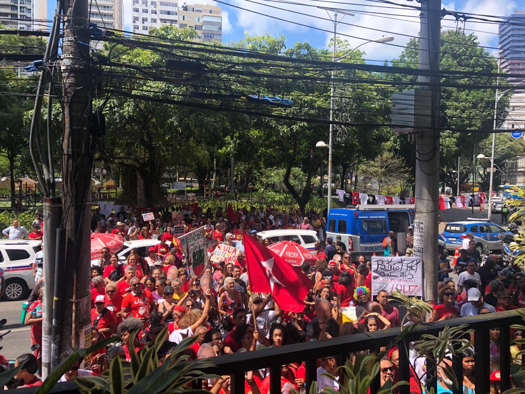 Militantes petistas se aglomeram no entorno do Wish Hotel da Bahia