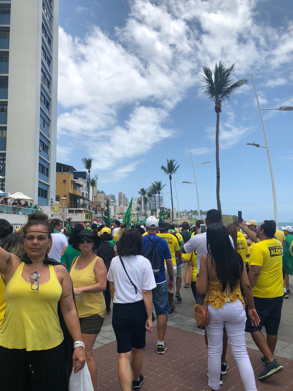 Manifestantes protestam contra o ministro Gilmar Mendes