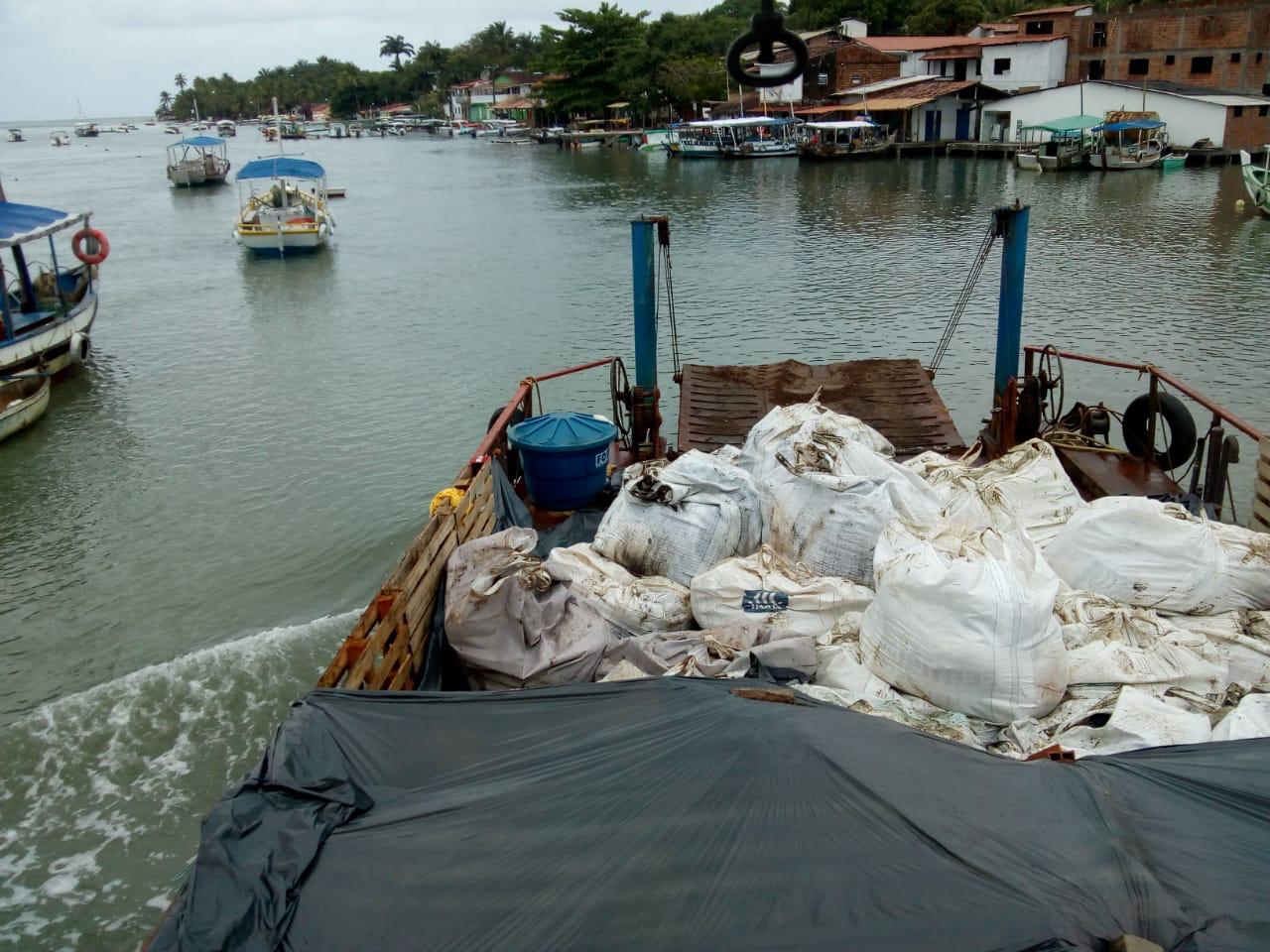 Operação para retirada de óleo armazenado em na ilha Boipeba
