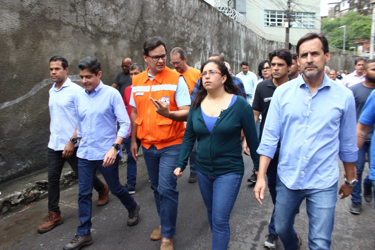 A secretária de Promoção Social e Combate à Pobreza (Sempre), Ana Paula Matos, acompanha Neto em vistoria após forte chuva em Salvador