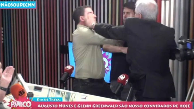 Jornalistas Glenn Greenwald e Augusto Nunes protagonizam cenas de MMA ao vivo