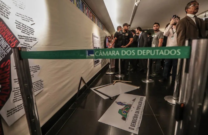 O deputado federal Coronel Tadeu (PSL-SP) quebrou uma placa que compunha exposição em homenagem ao Dia da Consciência Negra