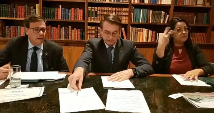 O presidente da Embratur, Gilson Machado Neto, com o presidente Jair Bolsonaro em transmissão ao vivo semanal
