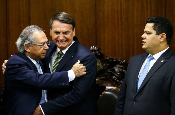 Ministro Paulo Guedes abraça presidente Bolsonaro, ontem, no anúncio do pacote econômico