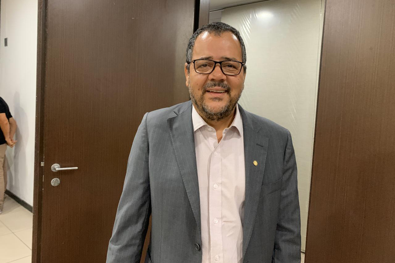 Parlamentar ainda mostrou pesquisa que responsabiliza o presidente Bolsonaro Parlamentar ainda mostrou pesquisa que responsabiliza o presidente Bolsonaro