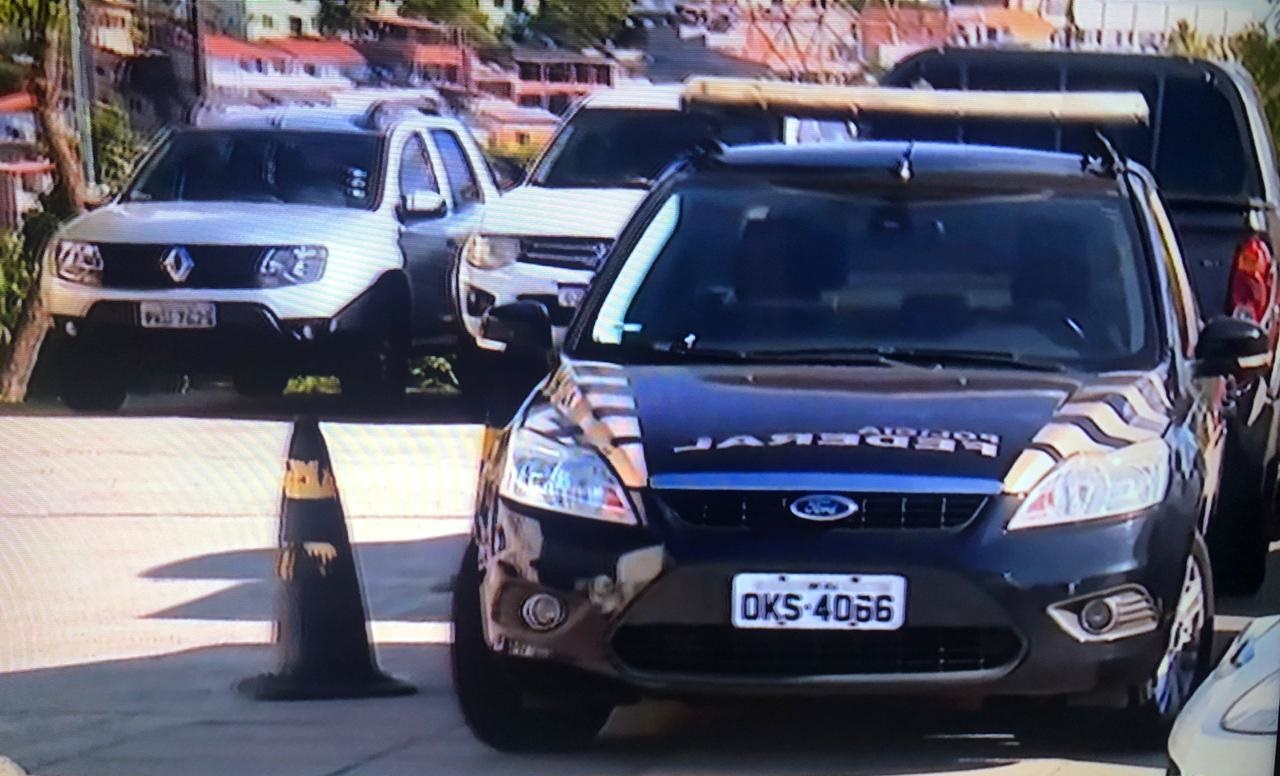 Carro da polícia federal estacionado em frente à sede do Tribunal de Justiça da Bahia, esta manhã, durante a Operação Faroeste