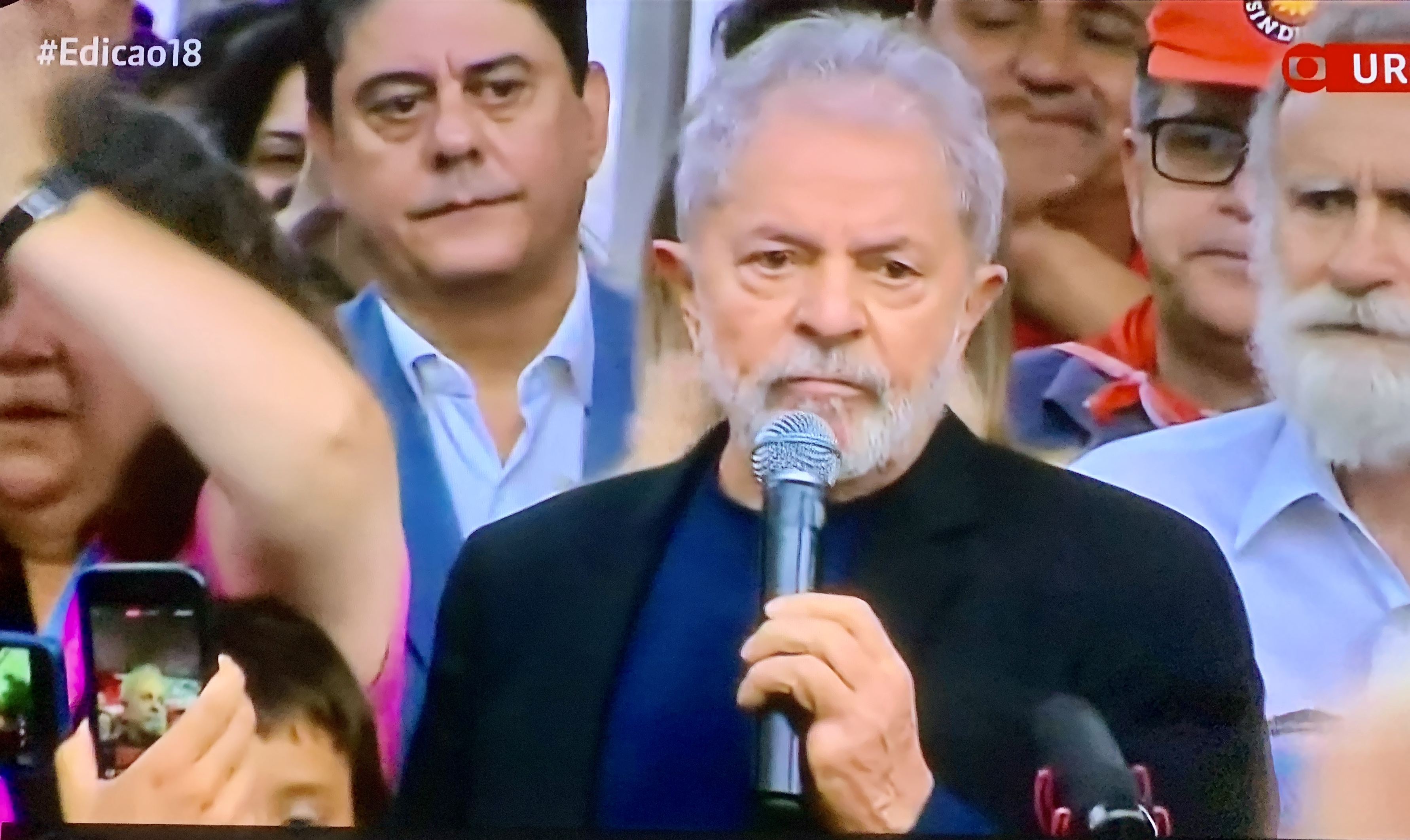 Solto, o ex-presidente Lula discursa para apoiadores em frente à Superintendência da Polícia Federal, em Curitiba