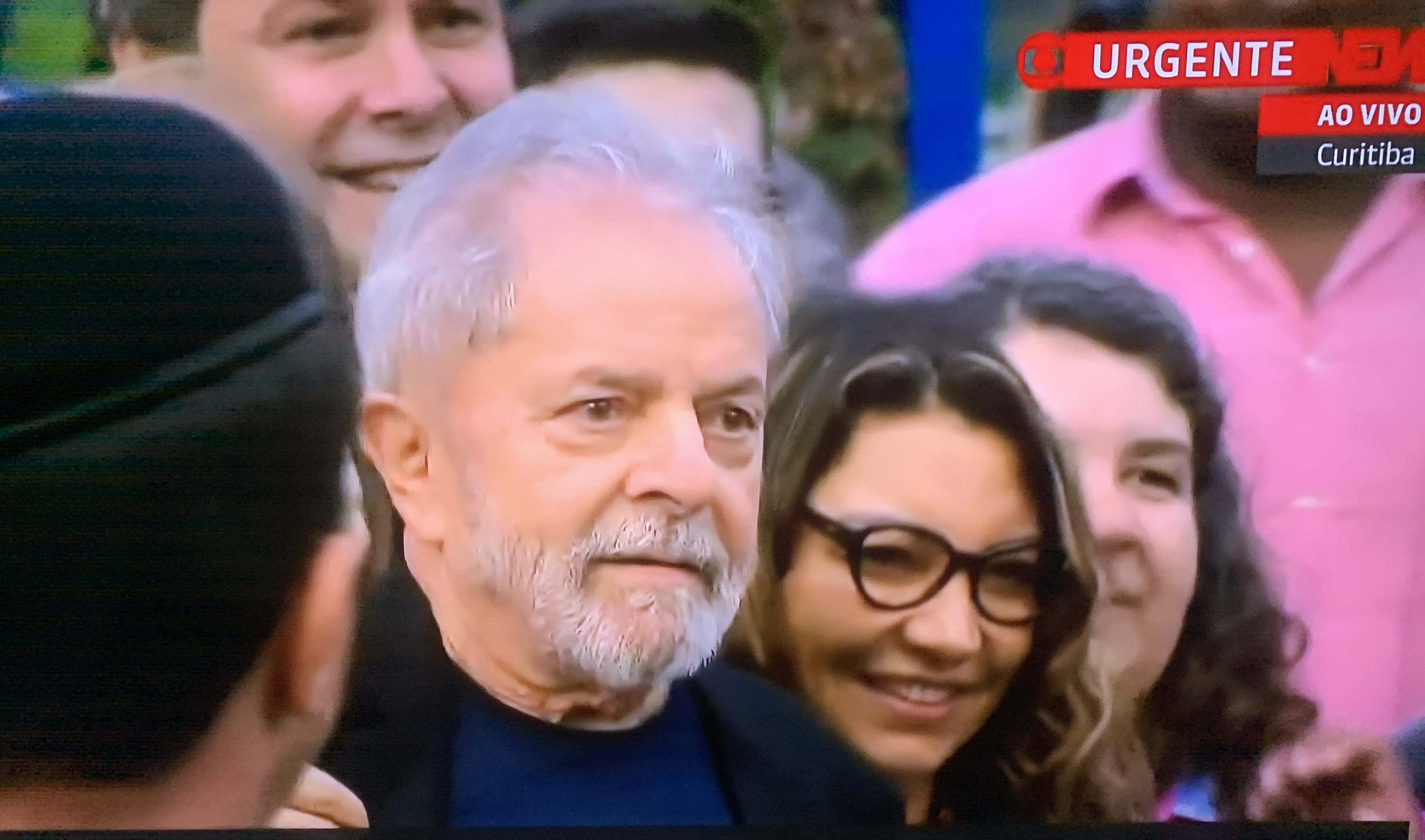 Lula e a namorada logo após o petista ter sido solto ontem, após 580 dias encarcerado em Curitiba