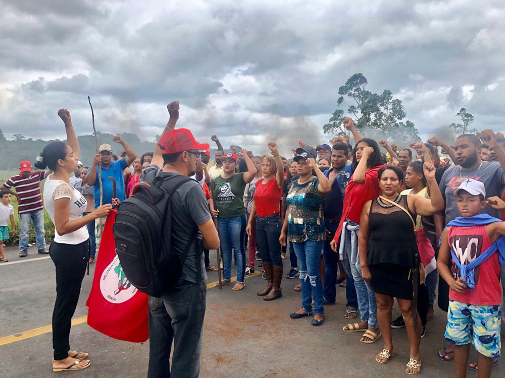 Os sem-terra pararam estradas federais nesta terça-feira (26) em solidariedade às mais de 700 famílias despejadas na região de Casa Nova e Juazeiro