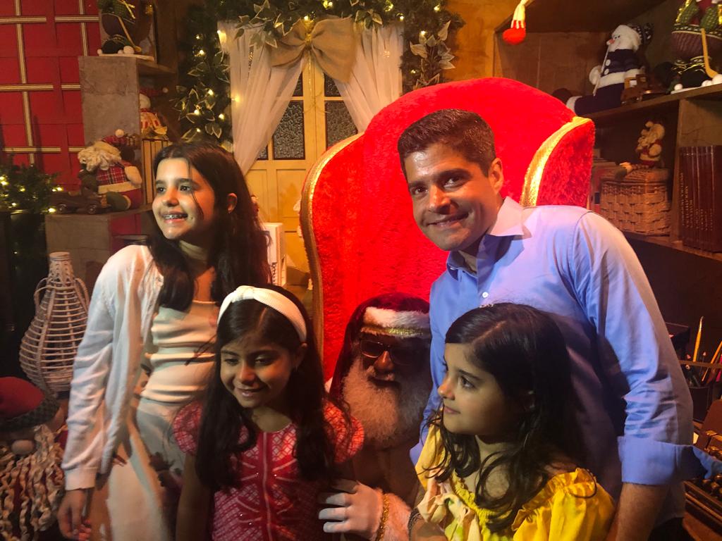 Neto chega com as filhas para inauguração da decoração de Natal e é saudado como "governador" por populares