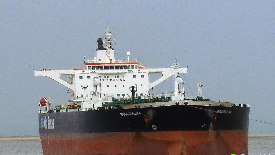 O navio grego Bouboulina, apontada pela Polícia Federal como o principal suspeito do vazamento de óleo