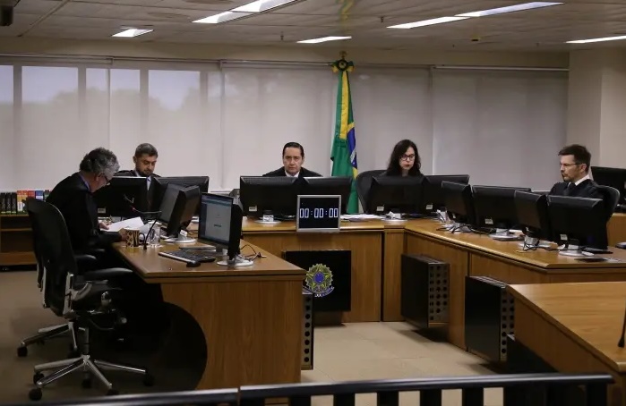 Oitava turma do Tribunal Regional Federal da 4ª Região (TRF-4) julga processo de Lula no caso sítio de Atibaia. Oitava turma do Tribunal Regional Federal da 4ª Região (TRF-4) julga processo de Lula no caso sítio de Atibaia.