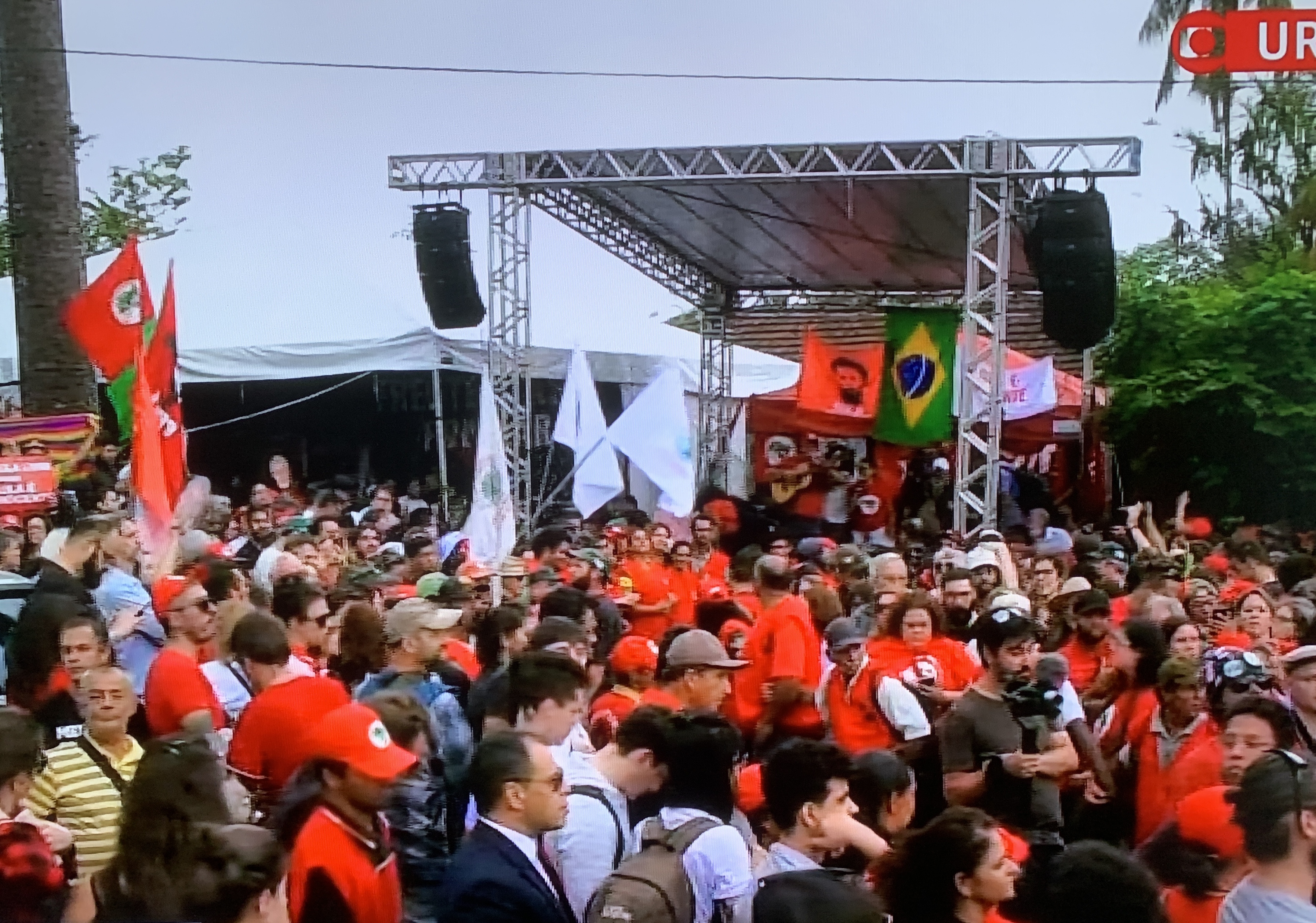 Manifestantes se reúnem na frente da sede da Polícia Federal, em Curitiba, para esperar Lula deixar prisão