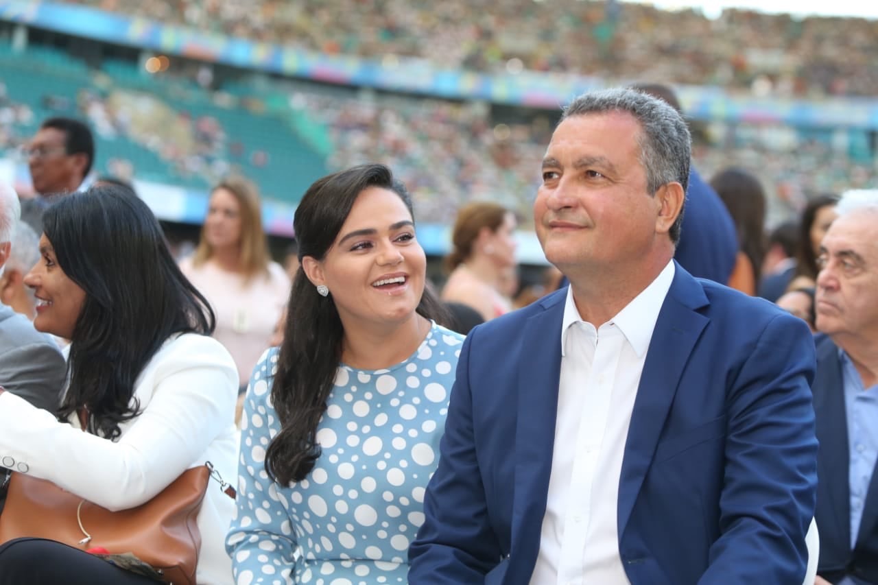 A ex-primeira-dama Aline Peixoto e o ex-governador Rui Costa, hoje ministro chefe da Casa Civil de Lula