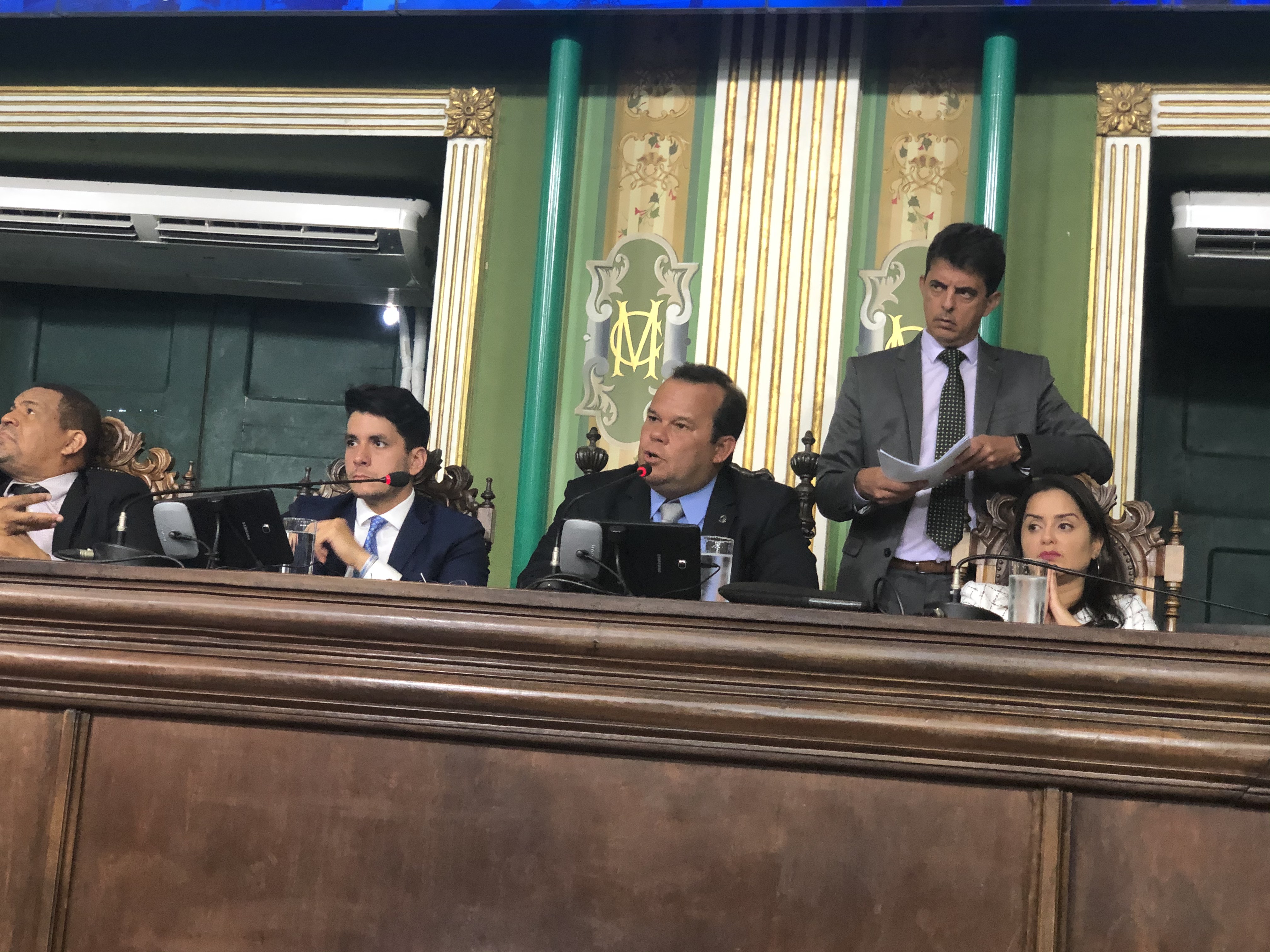 Os edis buscam entendimento em reunião no Salão Nobre, após suspensão da sessão