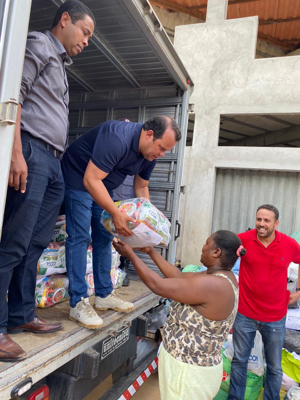 Imagem de Câmara de Salvador distribui uma tonelada de alimentos para famílias vítimas das chuvas