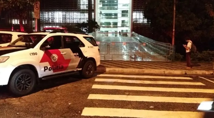 Grades e viaturas da PM fecham acesso à Assembleia Legislativa de São Paulo