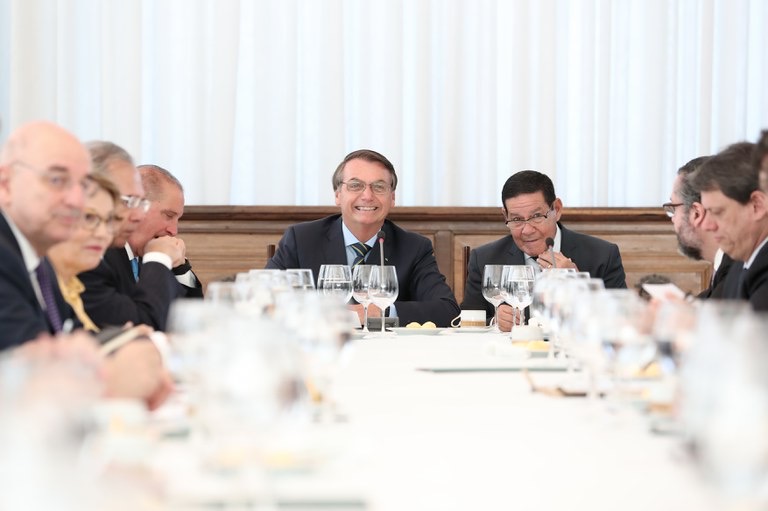 Bolsonaro em reunião de balanço com vice e ministros