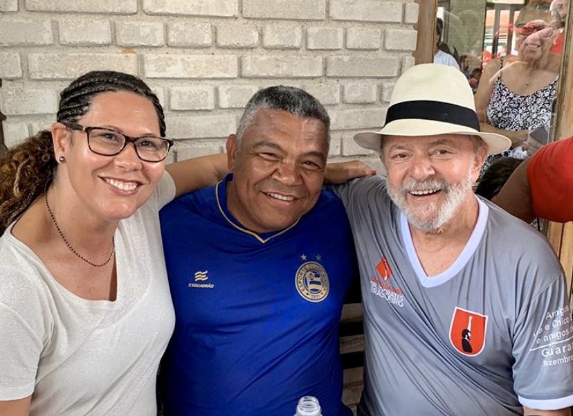 Fabya Reis ao lado de Valmir e Lula em jogo beneficente