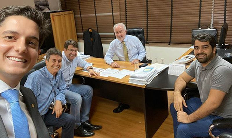 O deputado estadual Marcelo Veiga (PSB) e o prefeito de Cocos, Marcelo de Souza, se reuniram com o secretário estadual de Infraestrutura, Marcus Cavalcantti