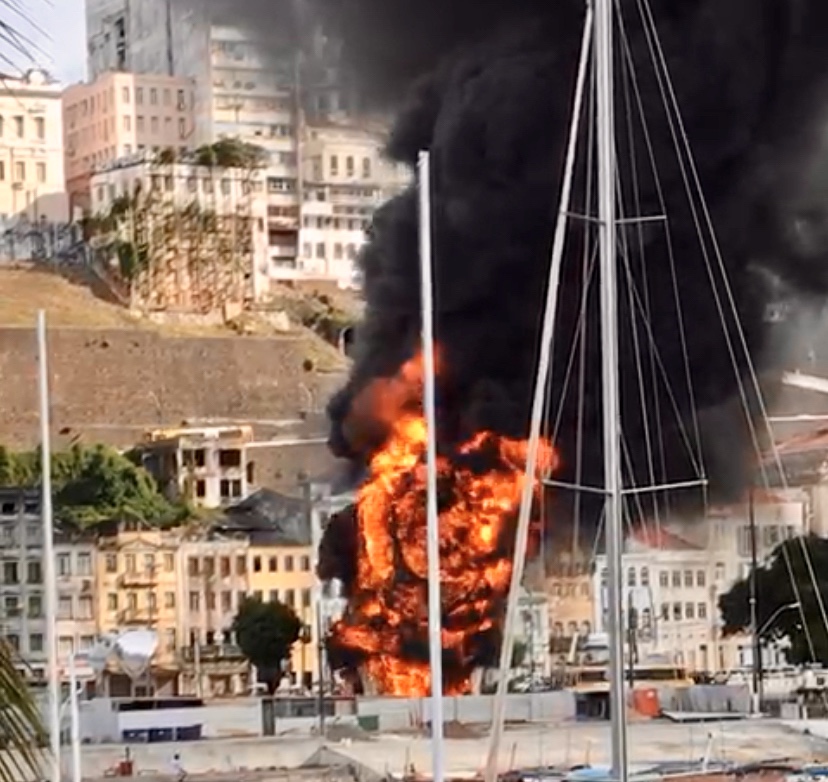 Obra de Mário Cravo pegou fogo nesta tarde Obra de Mário Cravo pegou fogo nesta tarde