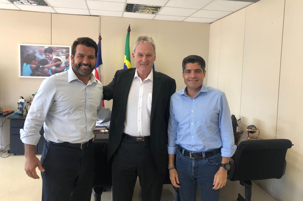 O  vereador Paulo Magalhães Jr., o diretor-presidente do Atacadão S.A, José Roberto Müssnich eo prefeito ACM Neto