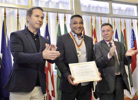Roger Machado recebeu maior honraria concedida pela Assembleia Legislativa do RS