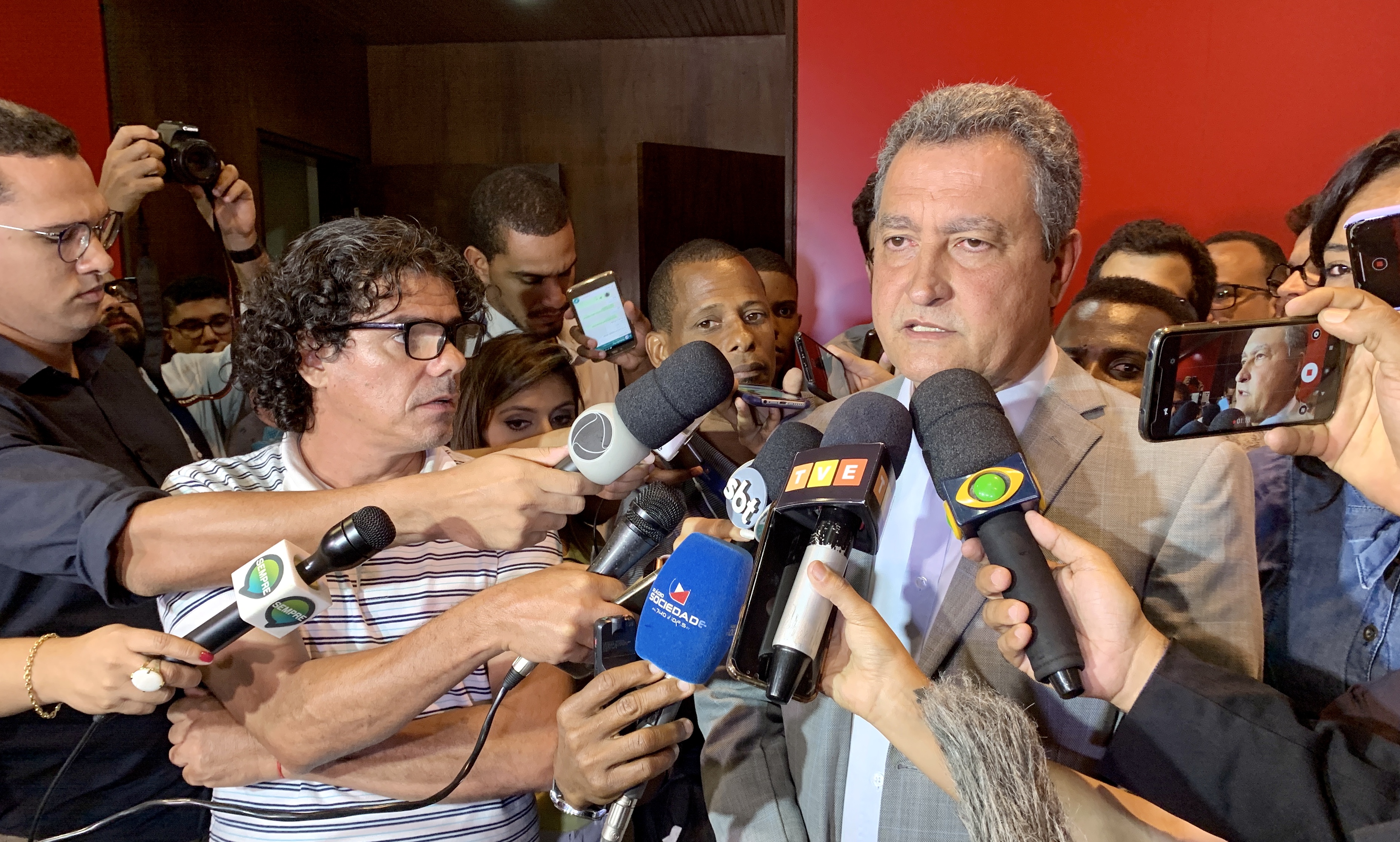 Governador deve chegar no Rio Vermelho por volta das 5h Governador deve chegar no Rio Vermelho por volta das 5h