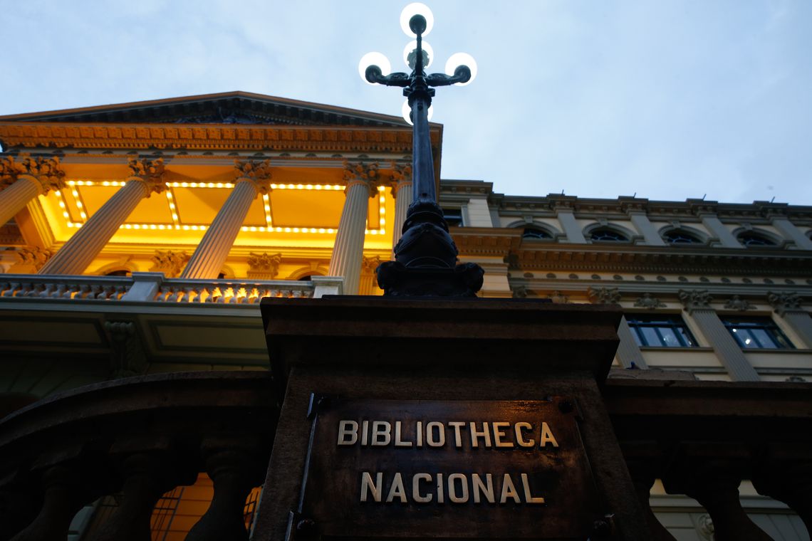 Imagem de Coordenadora da Biblioteca Nacional é investigada por racismo após retirar faxineiro de elevador Imagem de Coordenadora da Biblioteca Nacional é investigada por racismo após retirar faxineiro de elevador