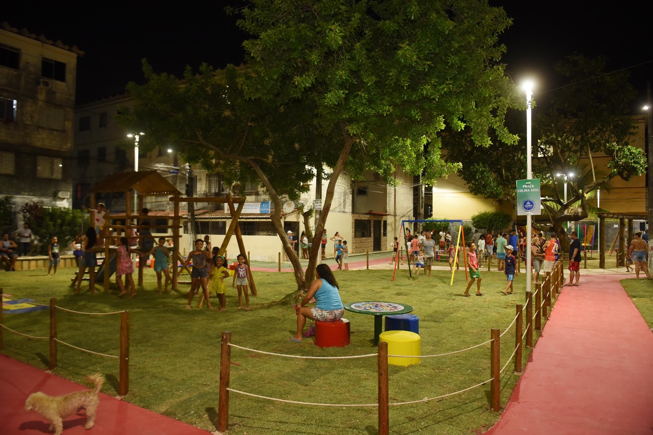 Praça foi inaugurada na noite da última sexta-feira (10)
