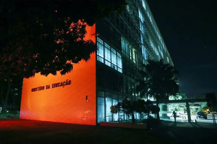 Governo federal quer repassar verba a municípios para que as próprias prefeituras comprem os livros didáticos