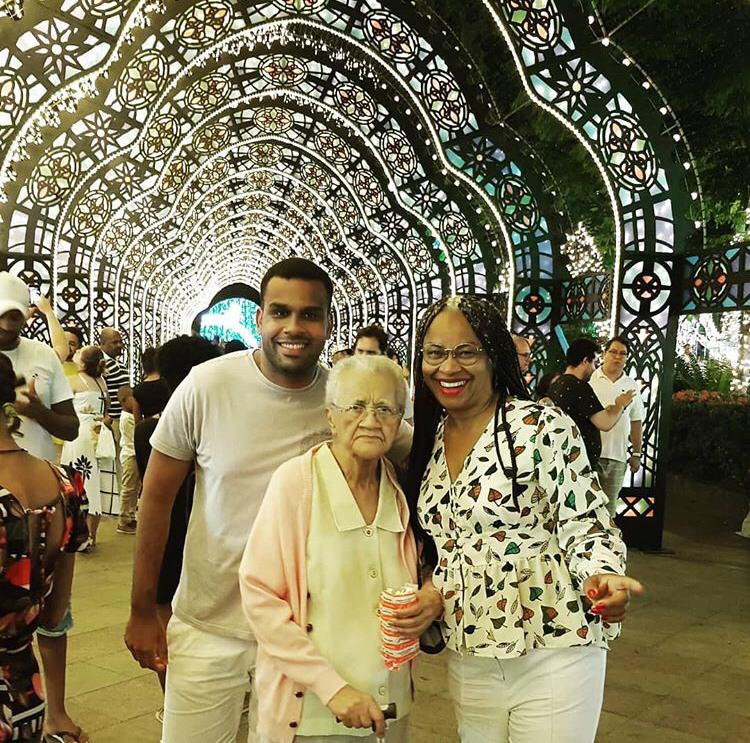 Olívia Santana tira fotos com a família no Campo Grande, onde a Prefeitura concentrou a decoração natalina de 2019