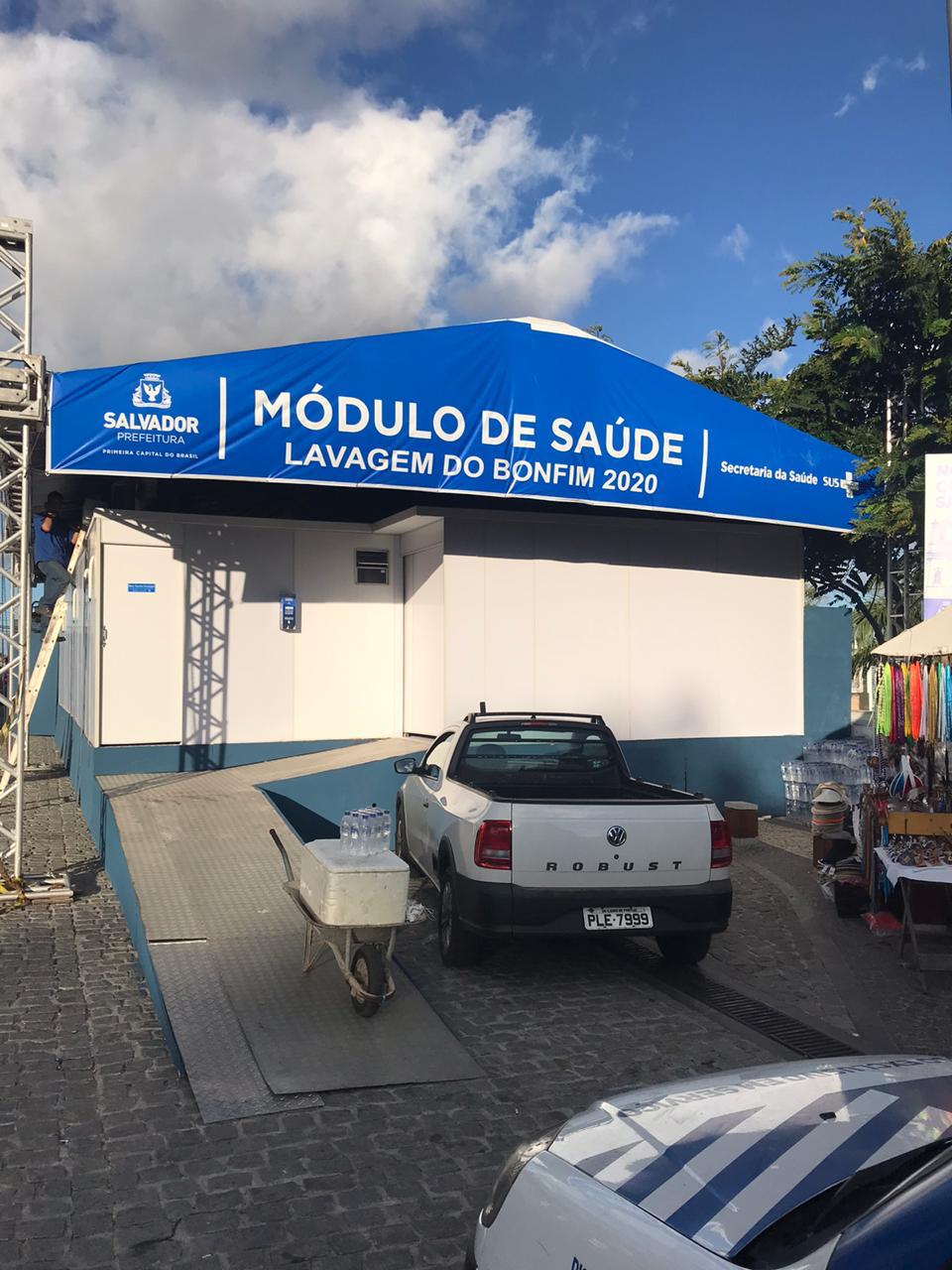 Módulo assistencial à saúde instalado pela Prefeitura de Salvador