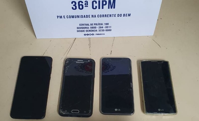 Imagem de Carro e celulares são recuperados pela PM em Dias d'Ávila