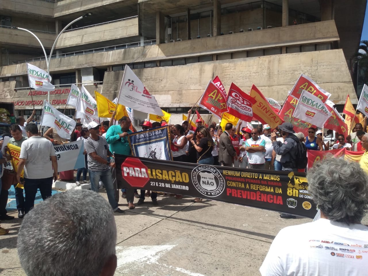 Imagem de Contra Previdência de Rui, servidores se reúnem no pátio da AL-BA nesta terça