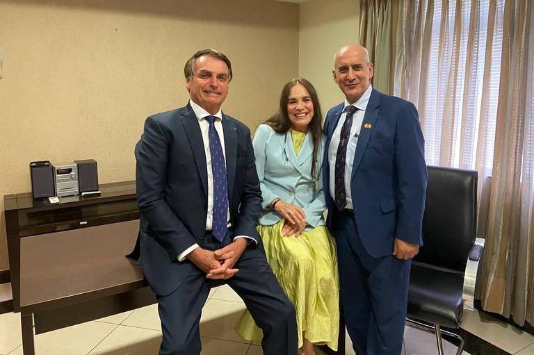 O presidente Jair Bolsonaro, a atriz Regina Duarte e o ministro Luiz Eduardo Ramos