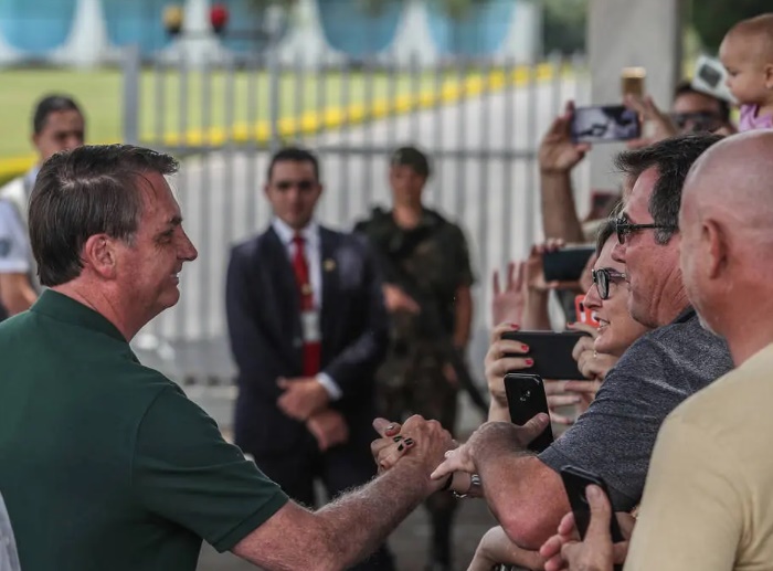 Imagem de 'Talkey show' de Bolsonaro reúne ex-petistas, padres e youtubers no Alvorada